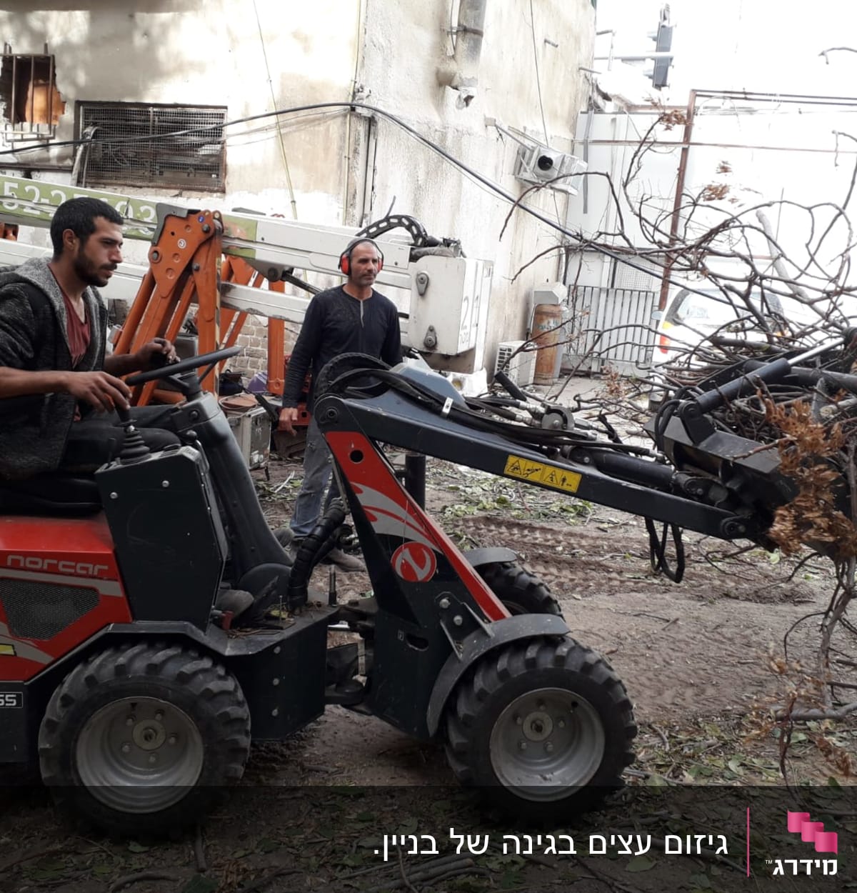 אדם מפעיל טרקטורון עם זרוע גזם